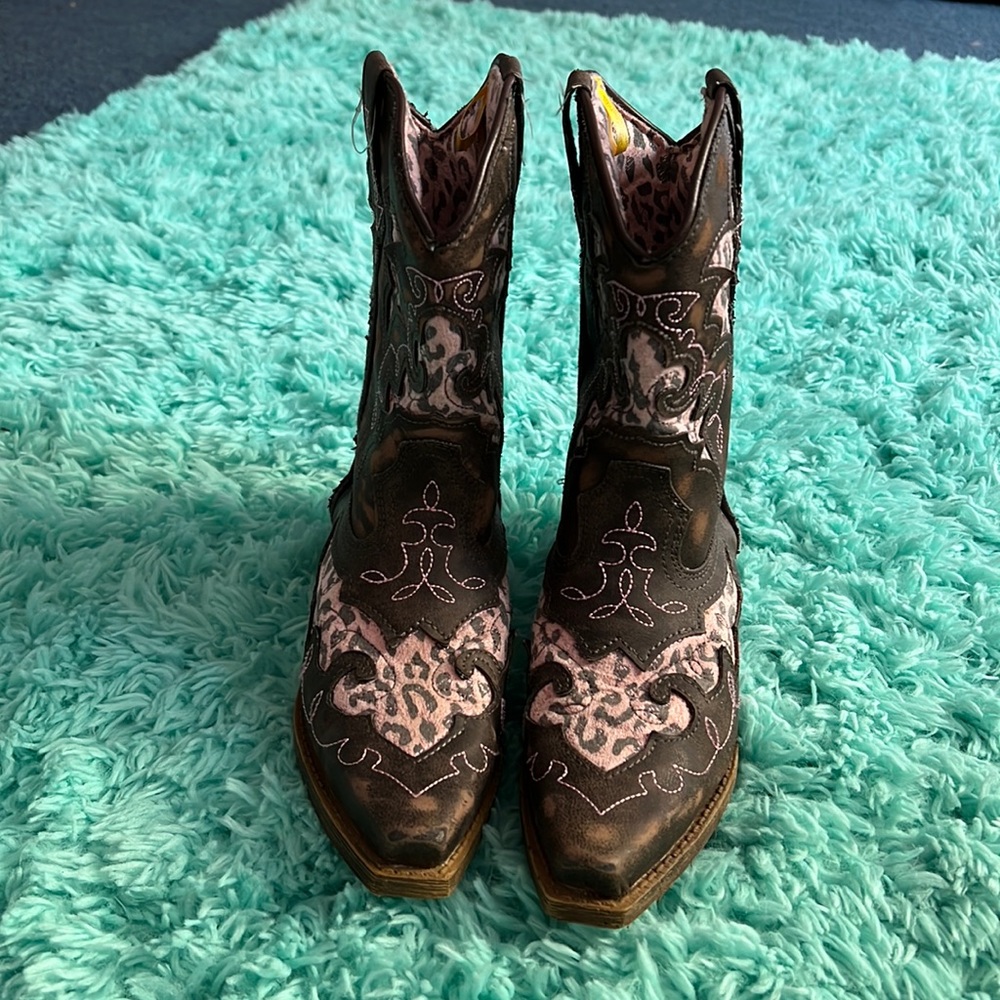 Girls Laredo Cowgirl Boots. Size 2. Gently worn. Brown with pink cheetah.